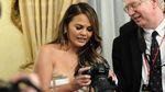 So Sweet! Saat Chrissy Teigen Ikut Abadikan John Legend