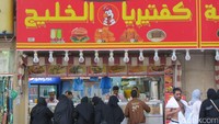 Aneka jenis kebab dan shawarma juga bisa menjadi pilihan untuk sarapan pagi. Atau kalau mau nasi, ada pilihan Nasi Biryani atau Nasi Mandi dengan daging kambing (Fitraya/detikTravel)