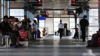 Sementara itu di halte,  petugas mengumumkan bus saat ini tengah mogok. Terkait kapan bus dapat beroperasi, petugas tersebut juga tidak dapat memberi kepastian.