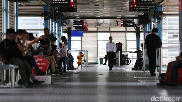 Puluhan bus TransJakarta berhenti beroperasi di halte Harmoni Central Busway, Jakarta Pusat. Begini penampakannya.