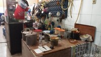 Teh tariknya asli dibuat dari teh dan susu yang di tarik. BUkan cuma teh, kopi tarik pun tersedia di sini (Bonauli/detikTravel)