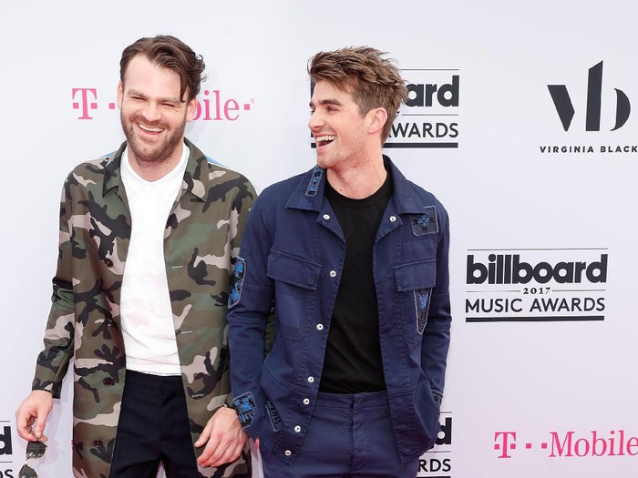 LAS VEGAS, NV - MAY 21:  Alex Pall (L) and Andrew Taggart of The Chainsmokers arrive at the 2017 Billboard Music Awards presented by Virginia Black at T-Mobile Arena on May 21, 2017 in Las Vegas, Nevada.  (Photo by Isaac Brekken/Getty Images for Virginia Black)
