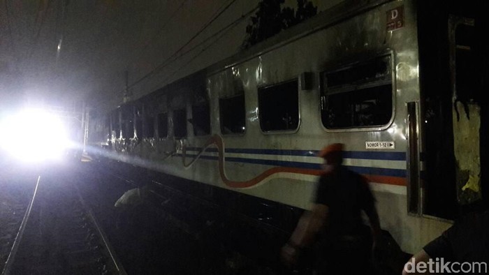 Gerbong Kereta Walahar yang Terbakar di Senen Berhasil Dievakuasi