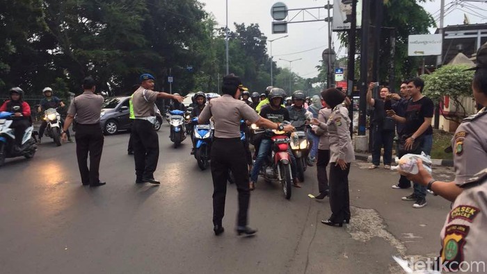 Polisi Bagi Takjil Gratis Untuk Pengendara di Jalan Raya Bogor
