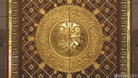 Plat emas ini juga yang menghiasi pintu masjid dengan begitu indahnya. Kecantikan Masjid Nabawi memang bikin jatuh cinta (Fitraya/detikTravel)