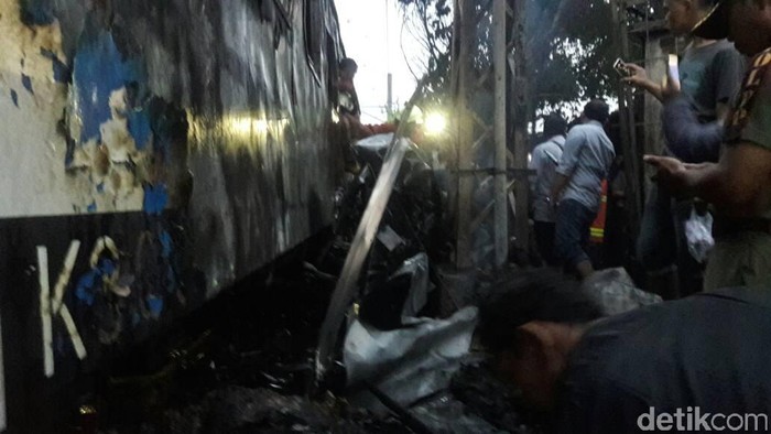 Kereta Terbakar karena Tabrakan, PT KAI: Mobil Nekat Menerobos