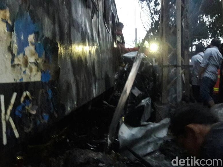 Kereta Walahar Terbakar di Senen, 2 Penumpang Mobil Tewas 