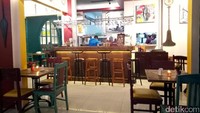 Punya desain yang unik dengan sentuhan China dan Jawa membuat restoran ini cocok jadi pilihan berkumpul bersama keluarga. Apalagi ditambah dengan pajangan lukisan cantik, tentu membuat suasana semakin nyaman. Restoran Nyai Rasa ini berada di Jalan Cipete Raya No. 65, Jakarta Selatan.