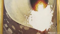 Foto-foto Hajar Aswad di museum ini tampak rusak karena sering disentuh pengunjung yang tidak sempat menyentuh Hajar Aswad yang asli (Fitraya/detikcom)