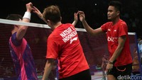 Tontowi Ahmad/Liliyana Natsir menyalami lawannya.