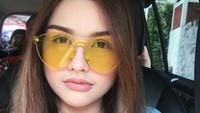 Ibu tiri Teuku Rassya memiliki wajah cantik dan juga seksi. Dok. Instagram/nourahsheivirah