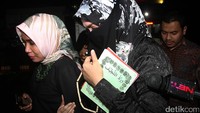 Firza Husein tidak menjawab sejumlah pertanyaan yang diajukan wartawan terhadapnya. Ia hanya berucap, bahwa semua tuduhan tersebut telah dibantahnya.