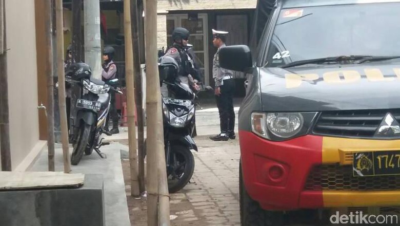 Densus 88 Sita Dokumen di Rumah Terduga Teroris di Serang Densus 88 Sita Dokumen di Rumah Terduga Teroris di Serang