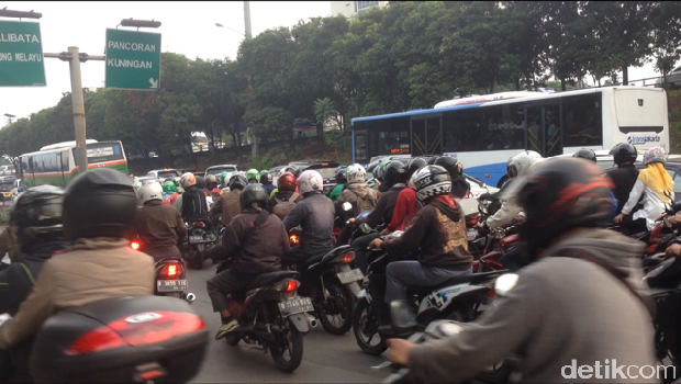 Ada Proyek LRT, MT Haryono arah Pancoran Macet