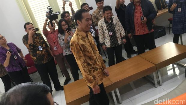  Presiden Jokowi menghampiri ruang kerja wartawan Istana Kepresidenan, Selasa (13/6/2017)