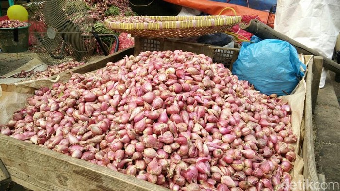 Pedagang di Pasar Induk Kramat Jati menjual bumbu dapur dengan harga normal meski sempat terjadi kebakaran