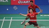 Bermain di Plenary Hall Jakarta Convention Centre (JCC), Senayan, Selasa (13/6/2017), Tontowi/Liliyana kehilangan gim pertama 19-21, 21-19, 21-18.