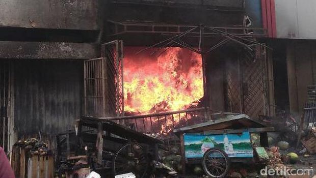 Api di Kebakaran Gudang Kain di Kebayoran Lama Kembali Membesar