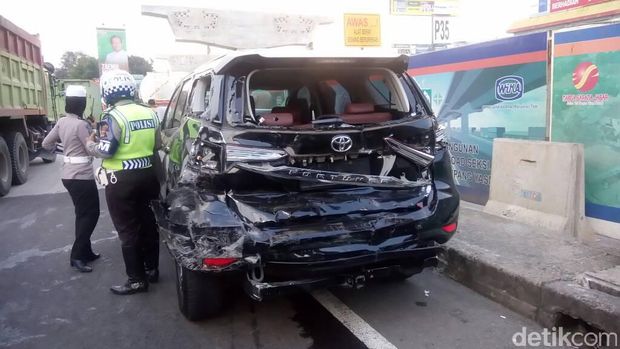 Kecelakaan Beruntun di Exit Tol Lingkar Luar Bogor, 2 Orang Luka