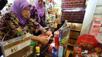 Petugas memotret makanan yang berada dalam parcel.