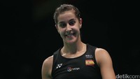 Sementara Carolina Marin hanya bisa tersenyum.
