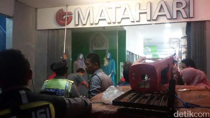 Warga Dikejutkan Kobaran Api di Matahari Malioboro, Yogya