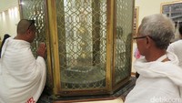 Suasana di dalam museum. Jamaah sedang melihat Maqam Ibrahim yang lama sebelum diganti oleh Raja Fahd Bin Abdul Aziz (Fitraya/detikcom)