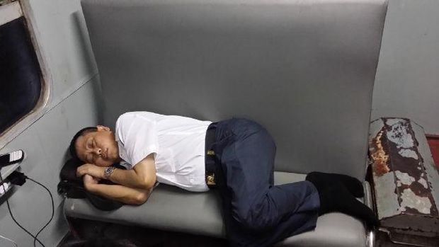 Ignatius Jonan Saat Tidur di Gerbong Kereta