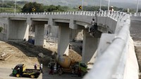 Sisi kanan-kiri flyover sudah dipasangi parapet dari beton dan besi.
