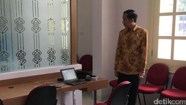 Presiden Jokowi menghampiri ruang kerja wartawan Istana Kepresidenan, Selasa (13/6/2017)
