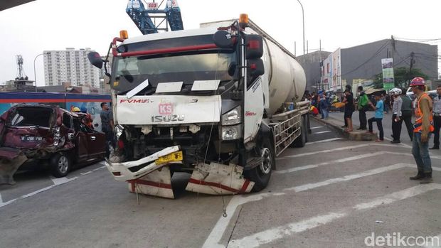 Kecelakaan Beruntun di Exit Tol Lingkar Luar Bogor, 2 Orang Luka