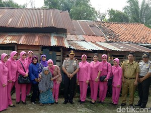 Polresta Palembang Sambangi Rumah Tak Layak Huni Milik Nenek Rahma
