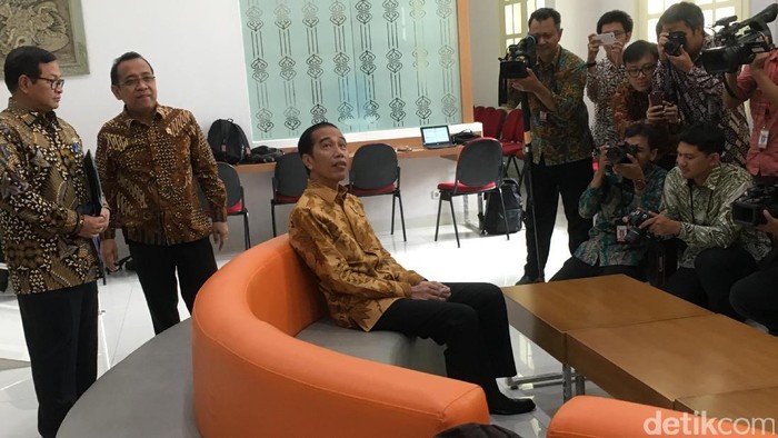 Saat Jokowi Keliling Ruang Kerja Wartawan Istana
