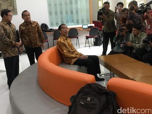 Saat Jokowi Keliling Ruang Kerja Wartawan Istana