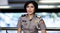 Tak hanya tiga polisi itu, ada juga Tiara dan Khulut yang sedang bertugas melaporkan untuk media lain tak lupa kami abadikan.