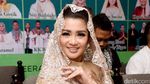 Cetarnya Fitri Karlina dengan Hijab Emas