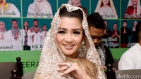 Senyum manisnya kala berpose di depan kamera. Pool/Noel/detikFoto.