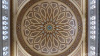 Kubah-kubah Masjid Nabawi berhias dengan desain geometris yang cantik di langit-langit. Indah sekali! (Fitraya/detikTravel)