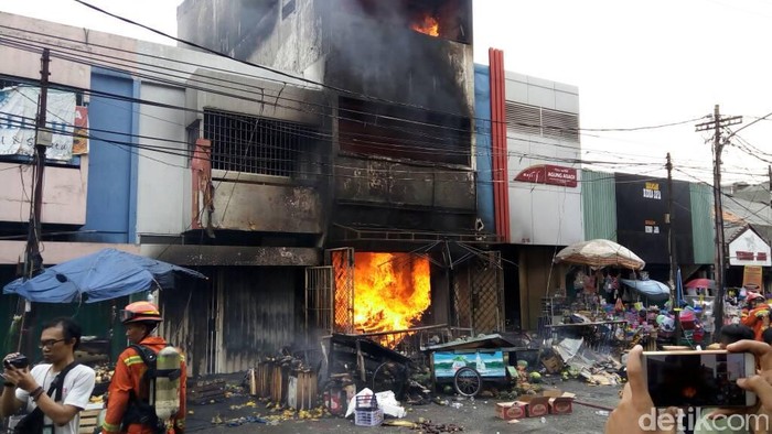 Api di Kebakaran Gudang Kain di Kebayoran Lama Kembali Membesar