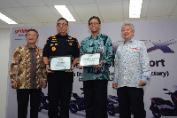 (Kiri-Kanan) President Director PT YIMM Minoru Morimoto, Kepala Kantor Bea dan Cukai Bekasi Iskandar, Dirjen Ilmate Kementerian Perindustrian I Gusti Putu Suryawirawan, dan Executive Vice President and COO PT YIMM Dionisius/ dok Yamaha Indonesia