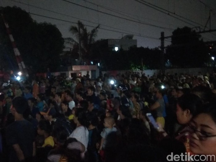 Tabrakan Maut Kereta vs Mobil, Lalin Tanah Tinggi-Senen Masih Ditutup