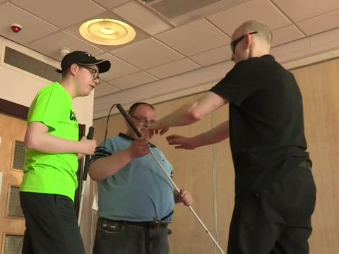 Ada bermacam-macam gerakan bela diri tunanetra yang diajarkan oleh David.