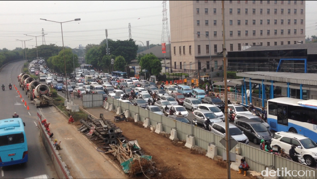 Ada Proyek LRT, MT Haryono arah Pancoran Macet