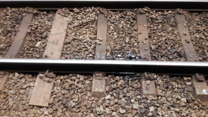 Wanita Tewas Tabrakkan Diri ke Kereta di Stasiun Cikini