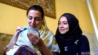 Salah satu hal yang spesial ketika mendatangi daerah kantung muslim di Dagestan adalah penampilan wanita yang sangat identik dengan wanita muslimah. Yang menarik dari Desa Kubachi, para muslimahnya mempunyai kerudung tradisional yang disebut kaz. Pool/Yoga Endryanto.