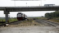 Kereta api melintas di bawah flyover Klonengan. 