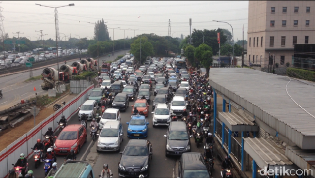 Ada Proyek LRT, MT Haryono arah Pancoran Macet