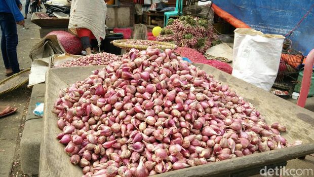 Bawang merah di Pasar Kramat Jati