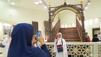 Tangga kayu tua untuk naik ke pintu Kabah. Rupanya ini adalah salah satu tempat favorit jamaah Indonesia di sela kegiatan umroh dan haji. (Fitraya/detikcom)
