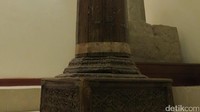 Kayu tiang Kabah yang lama dipajang di museum ini. (Fitraya/detikcom)